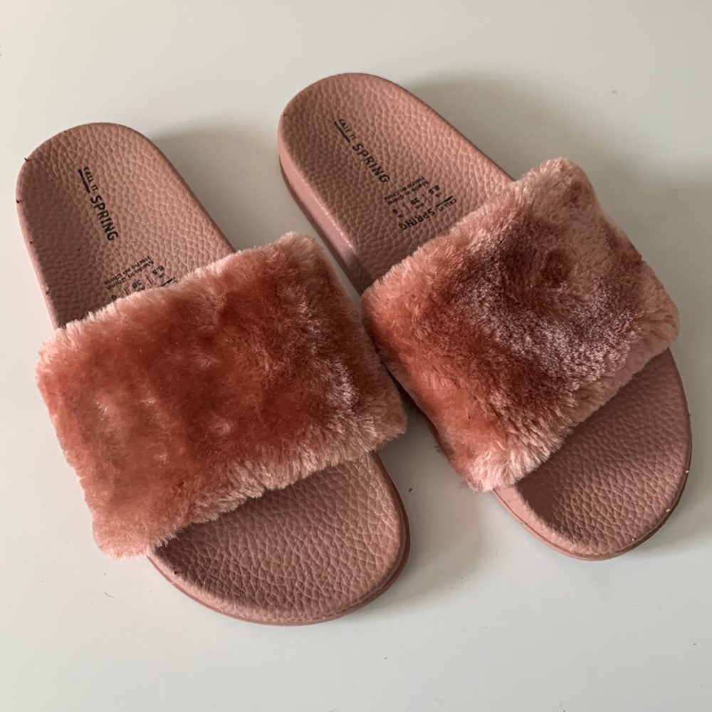 📌📌CLEARANCE 📌📌NO OFFERS📌 Faux Fur Pink Sandal Slides
